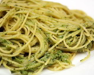 Спагетти с соусом песто