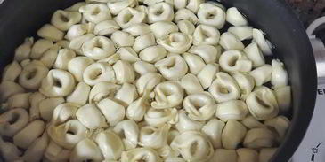 тортеллини с соусом песто