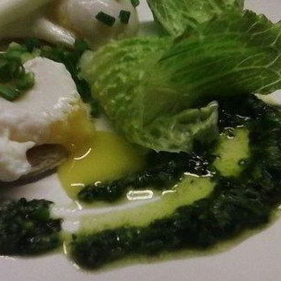 Яйцо пашот на тостах с соусом песто и сельдереем