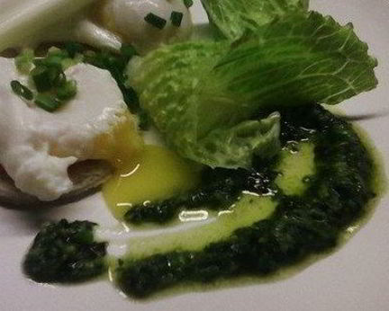 Яйцо пашот на тостах с соусом песто и сельдереем