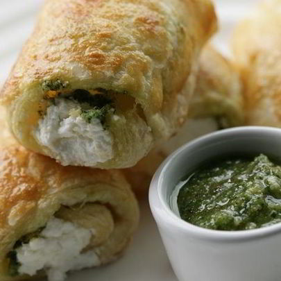 Закуска из козьего сыра с соусом песто