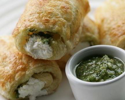 Закуска из козьего сыра с соусом песто