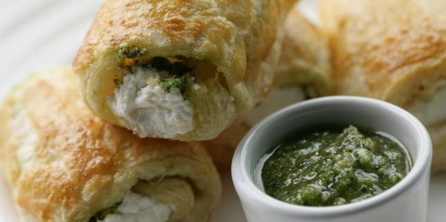 Рецепт закуски из козьего сыра с соусом песто