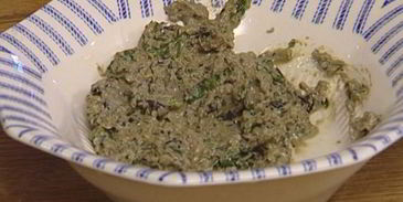 закуска из козьего сыра с соусом песто