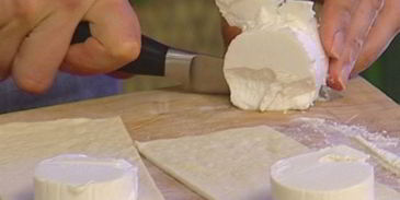 закуска из козьего сыра с соусом песто