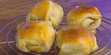 закуска из козьего сыра с соусом песто