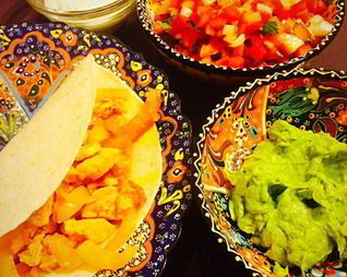 Фахитас с курицей с соусами сальса и гуакамоле