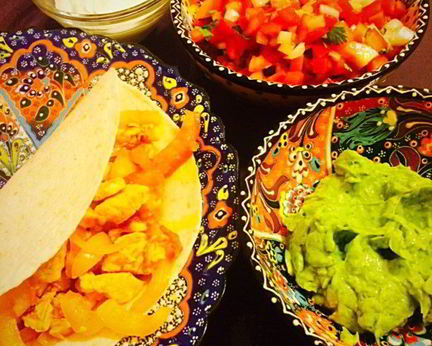 Фахитас с курицей с соусами сальса и гуакамоле