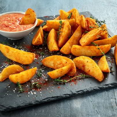 Хрустящий картофель с соусом сальса и кокосовой стружкой