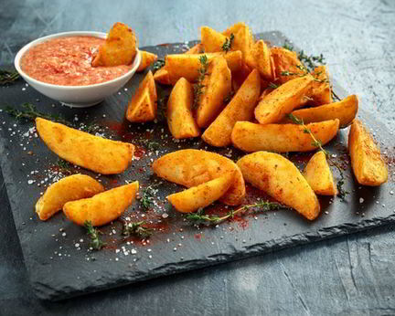 Хрустящий картофель с соусом сальса и кокосовой стружкой