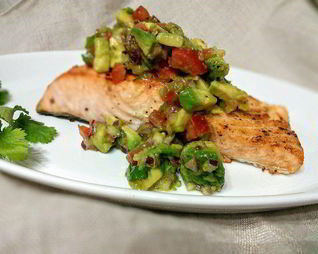 Лосось с соусом сальса из авокадо