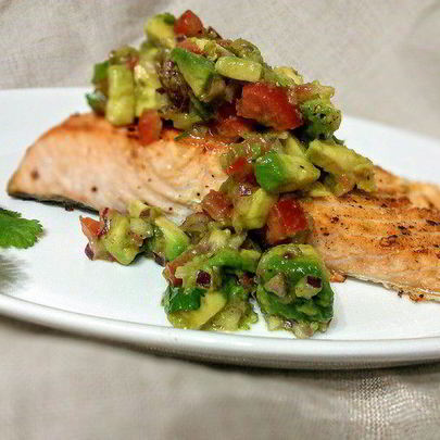 Лосось с соусом сальса из авокадо