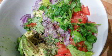 лосось с соусом сальса из авокадо