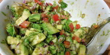 лосось с соусом сальса из авокадо