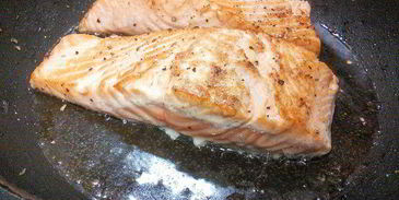 лосось с соусом сальса из авокадо