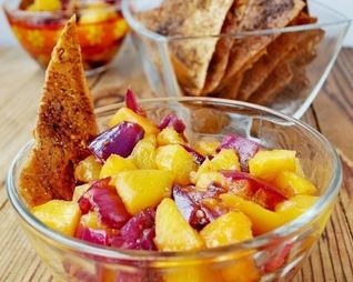 Персиковая сальса с чипсами из лаваша