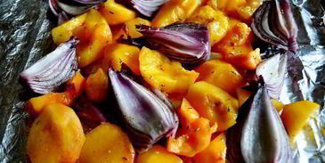 персиковая сальса с чипсами из лаваша