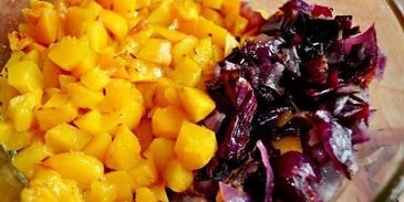 персиковая сальса с чипсами из лаваша