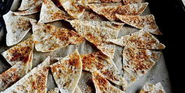 персиковая сальса с чипсами из лаваша