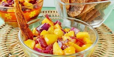 персиковая сальса с чипсами из лаваша