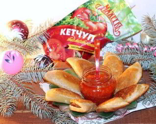 Пирожки эмпанадас с соусом сальса