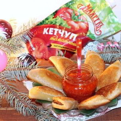 Пирожки эмпанадас с соусом сальса