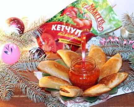 Пирожки эмпанадас с соусом сальса