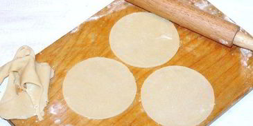 пирожки эмпанадас с соусом сальса