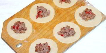 пирожки эмпанадас с соусом сальса