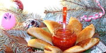 пирожки эмпанадас с соусом сальса