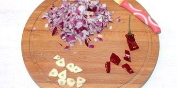 пирожки эмпанадас с соусом сальса