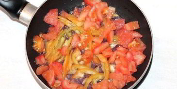 пирожки эмпанадас с соусом сальса