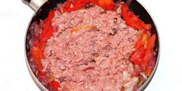 пирожки эмпанадас с соусом сальса