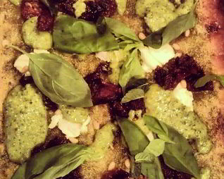 Пицца с соусом сальса верде, вялеными томатами и рикоттой