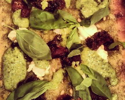 Пицца с соусом сальса верде, вялеными томатами и рикоттой