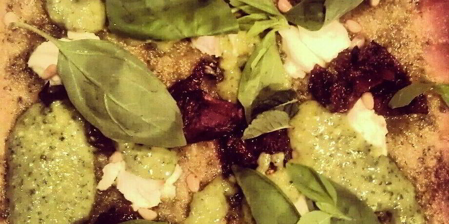 Рецепт пиццы с соусом сальса верде, вялеными томатами и рикоттой