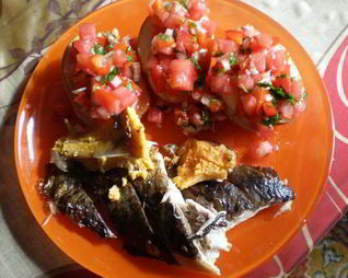 Рыба запеченная, картошечка и соус сальса