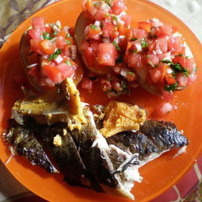 Рыба запеченная, картошечка и соус сальса