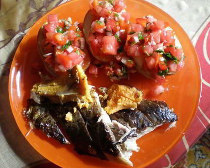 Рыба запеченная, картошечка и соус сальса