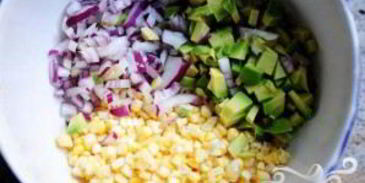 сальса из свежей кукурузы и авокадо