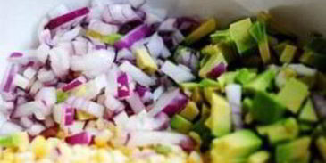 сальса из свежей кукурузы и авокадо