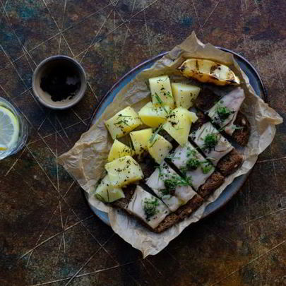 Скумбрия на бородинских тостах с соусом сальса верде