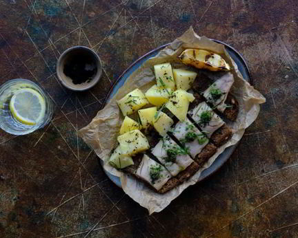 Скумбрия на бородинских тостах с соусом сальса верде