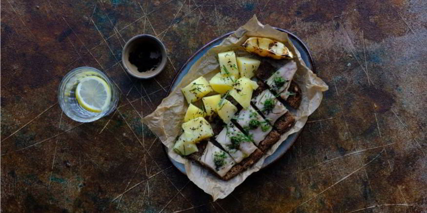 Рецепт скумбрии на бородинских тостах с соусом сальса верде