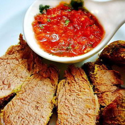 Свиная вырезка маринованная в кинзе и томатная сальса