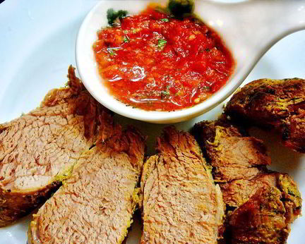 Свиная вырезка маринованная в кинзе и томатная сальса