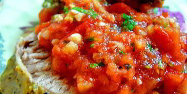 свиная вырезка маринованная в кинзе и томатная сальса