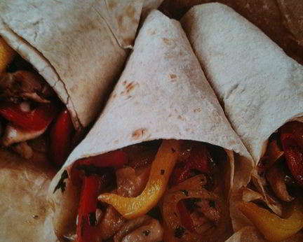 Тако с курицей и соусом сальса