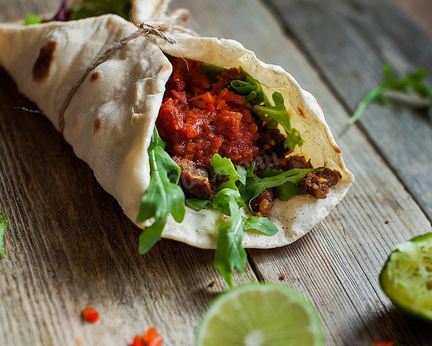 Тако с соусом сальса