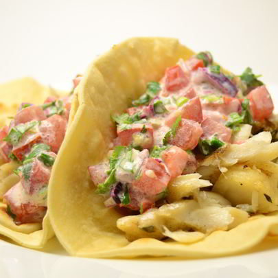 Тако с жареной треской и соусом сальса